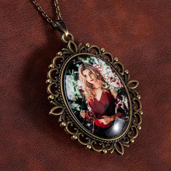 oval pendant picture necklace