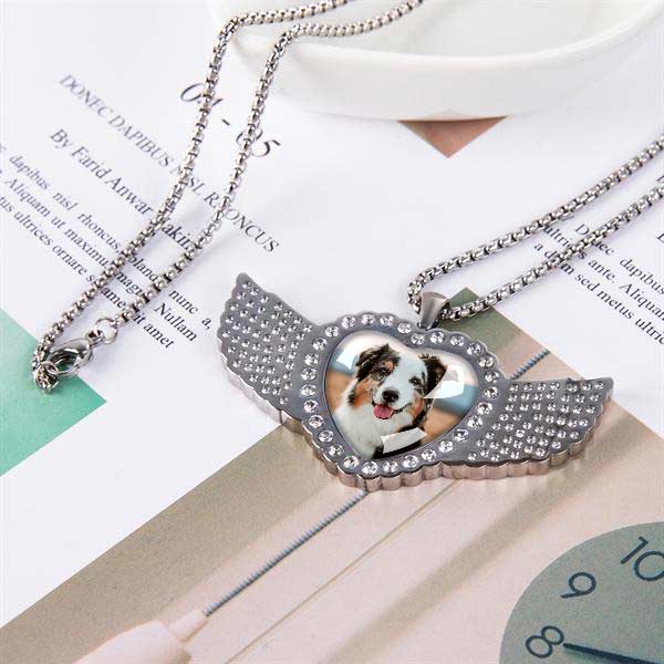 necklaces with picture inside